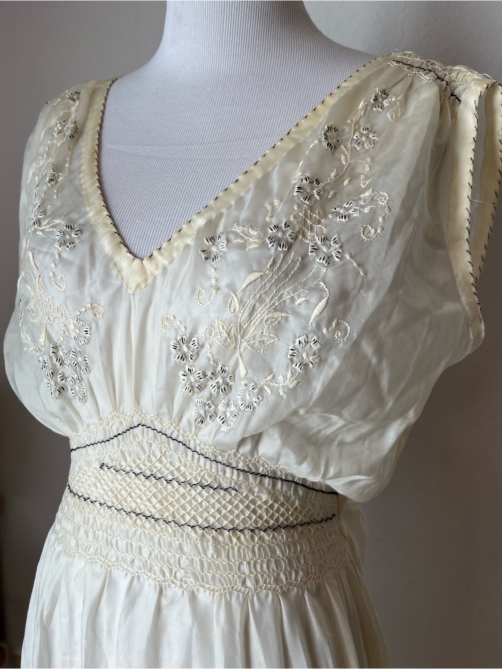 VTg 20s 30s Slip Dress Rayon? Floral Embroidered Ivory Medium?
Smocked waist
